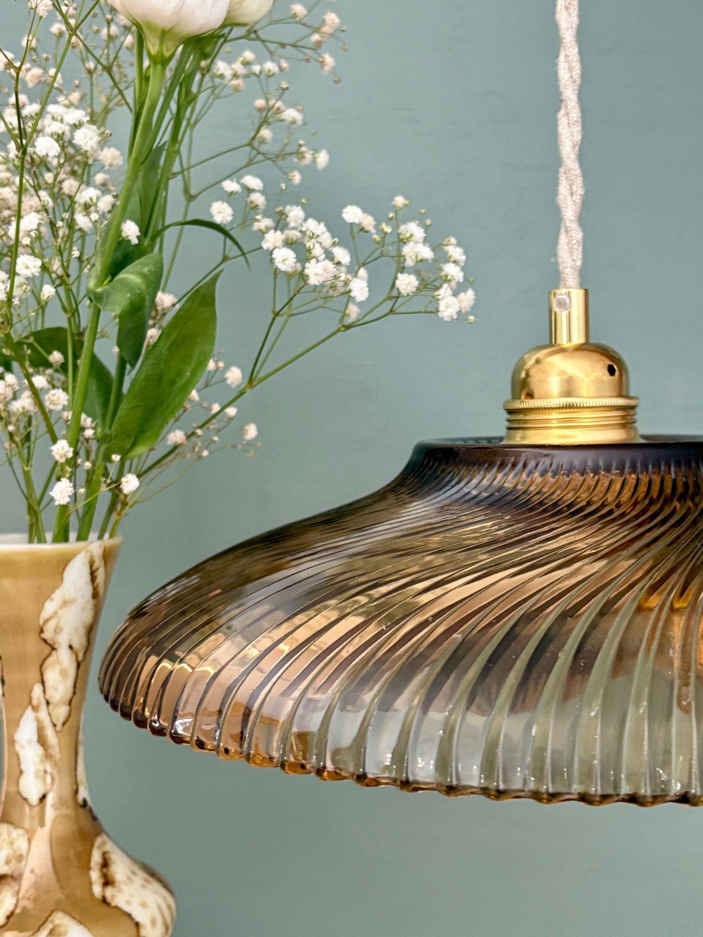 Suspension abat-jour vintage en verre moulé ambré - collection vaisselle -