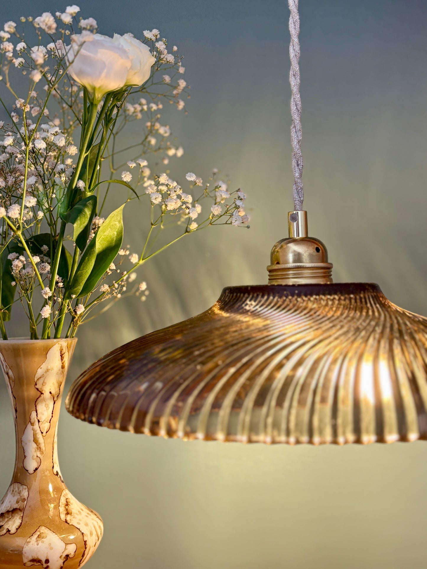 Suspension abat-jour vintage en verre moulé ambré - collection vaisselle -