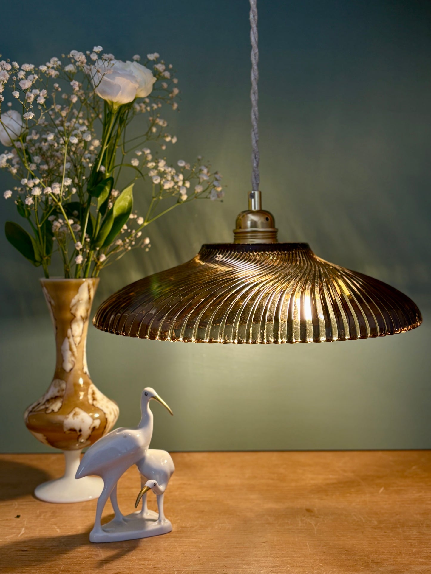 Suspension abat-jour vintage en verre moulé ambré - collection vaisselle -