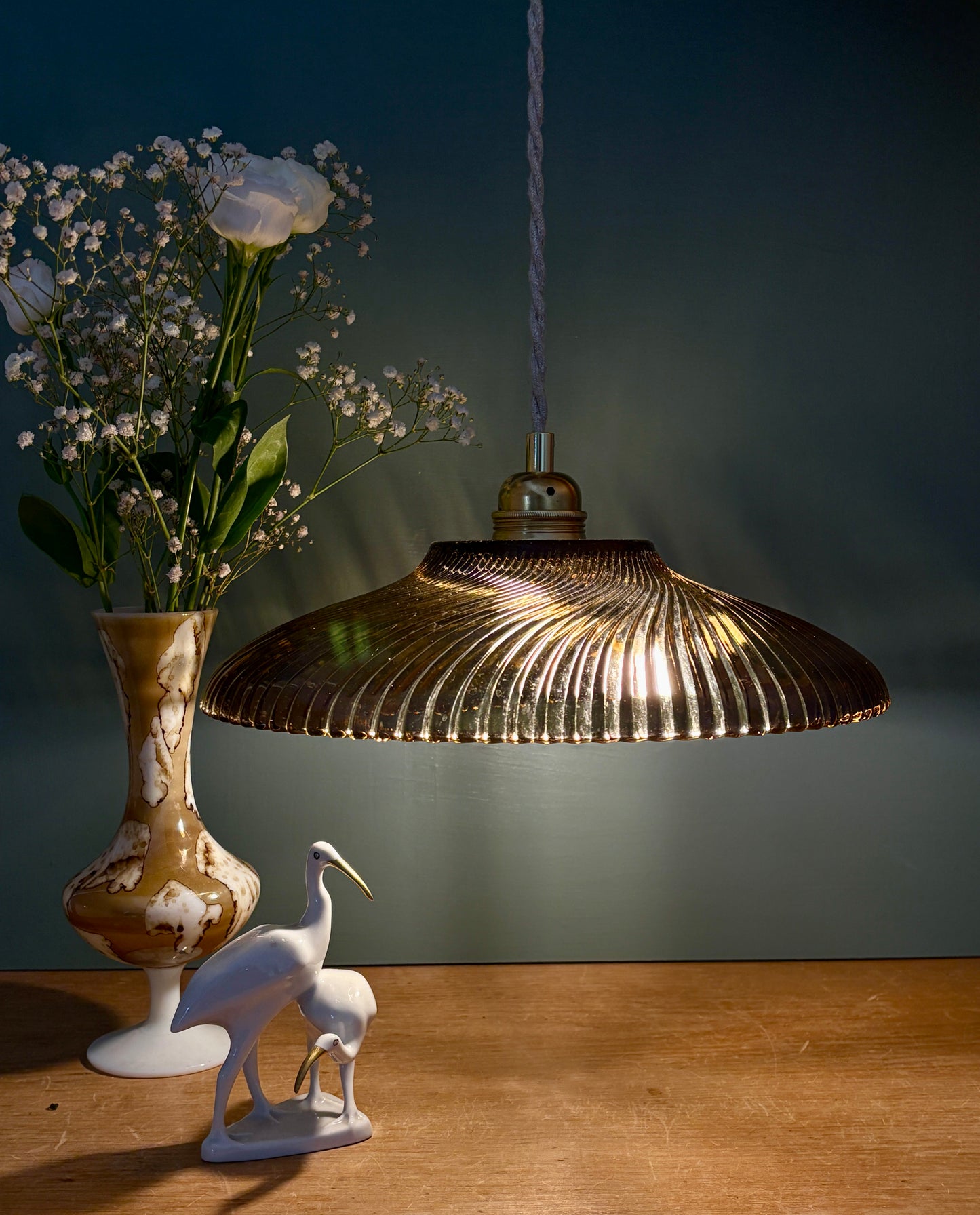 Suspension abat-jour vintage en verre moulé ambré - collection vaisselle -