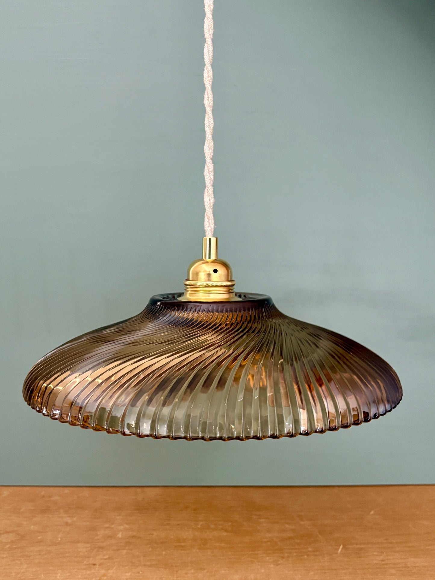 Suspension abat-jour vintage en verre moulé ambré - collection vaisselle -