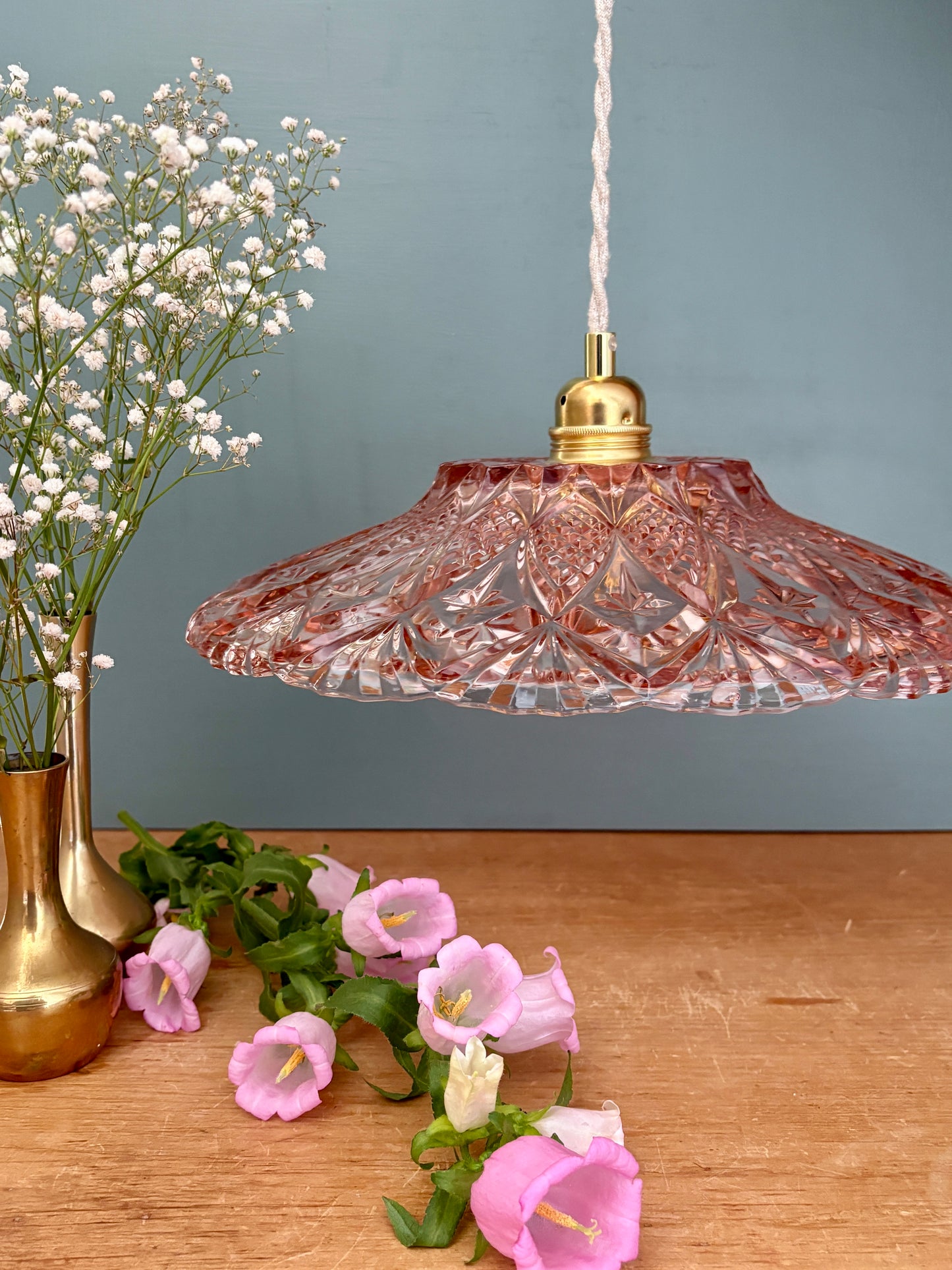 Suspension abat-jour vintage en verre moulé rose - collection vaisselle -
