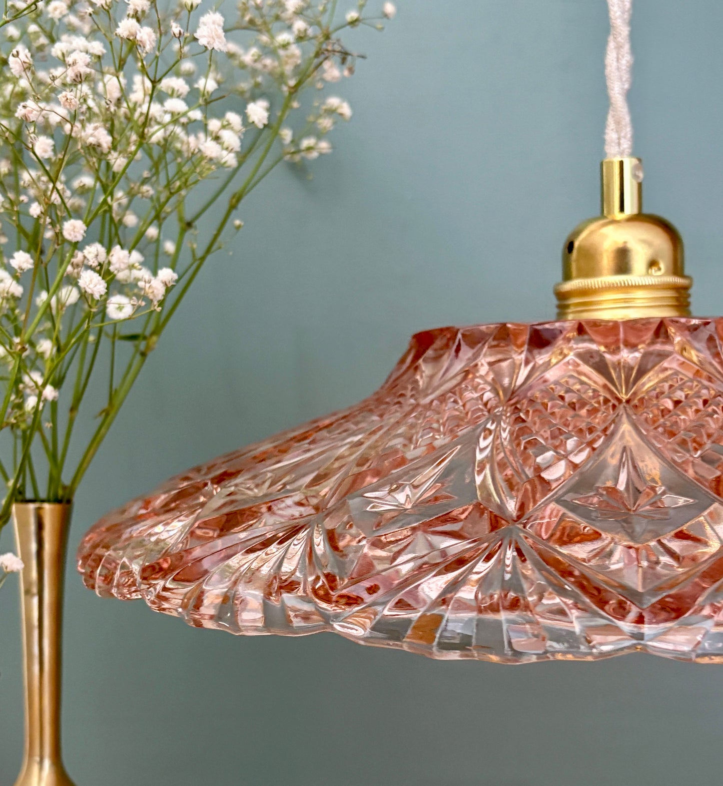 Suspension abat-jour vintage en verre moulé rose - collection vaisselle -
