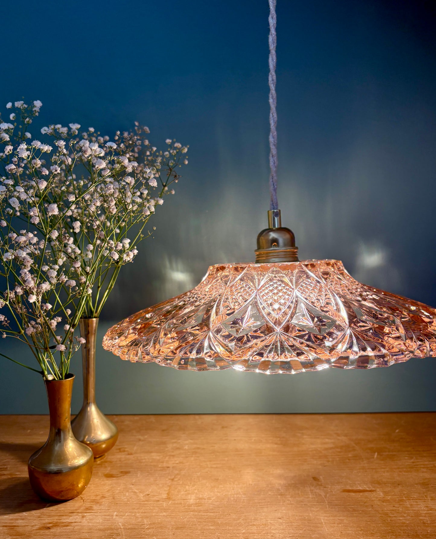 Suspension abat-jour vintage en verre moulé rose - collection vaisselle -