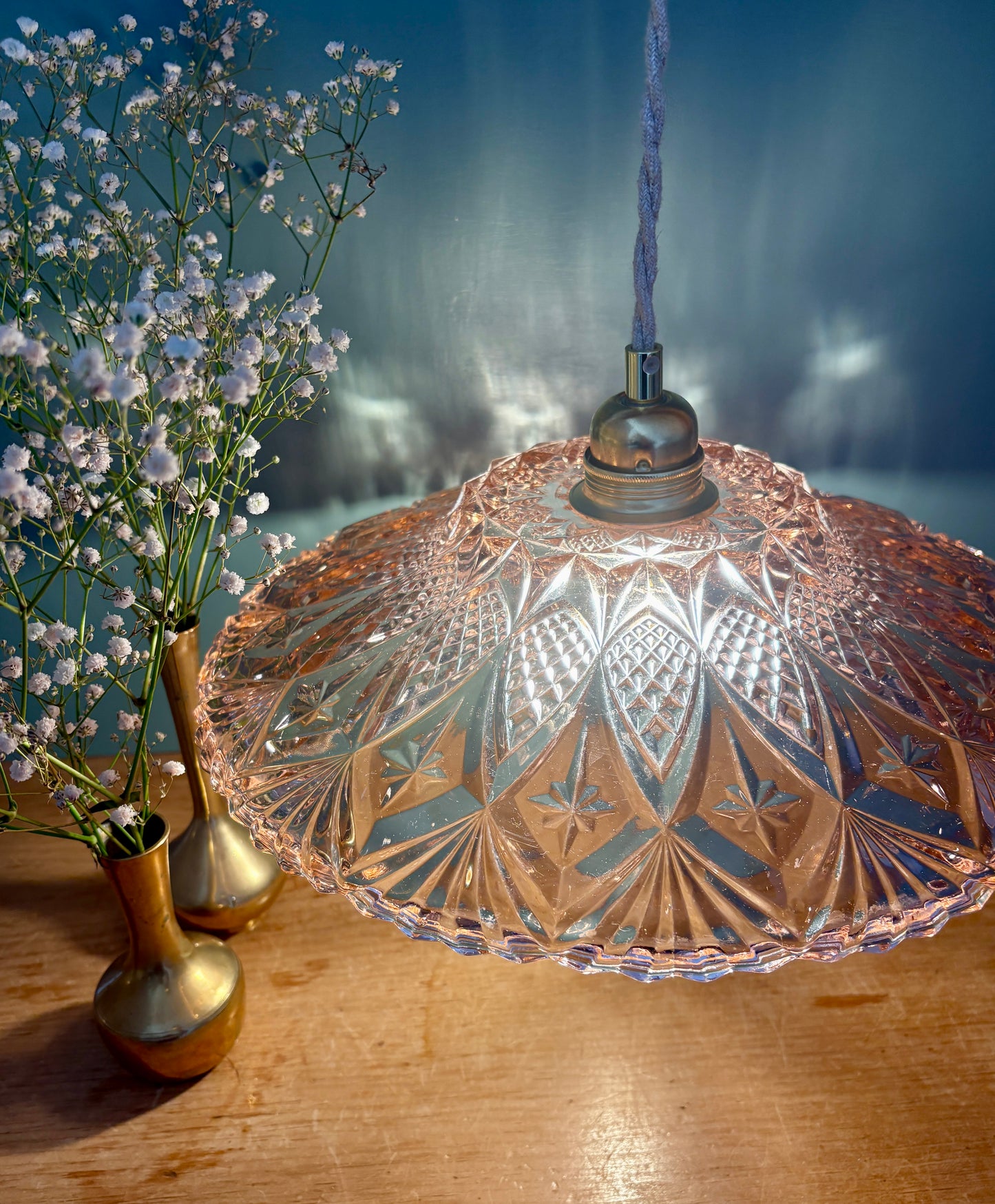 Suspension abat-jour vintage en verre moulé rose - collection vaisselle -