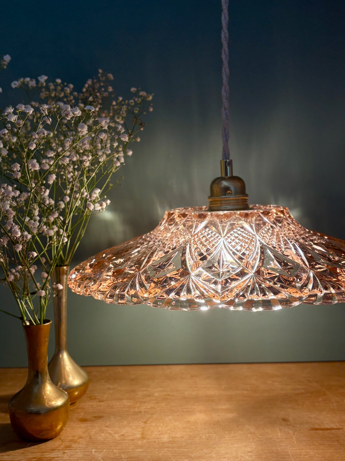 Suspension abat-jour vintage en verre moulé rose - collection vaisselle -