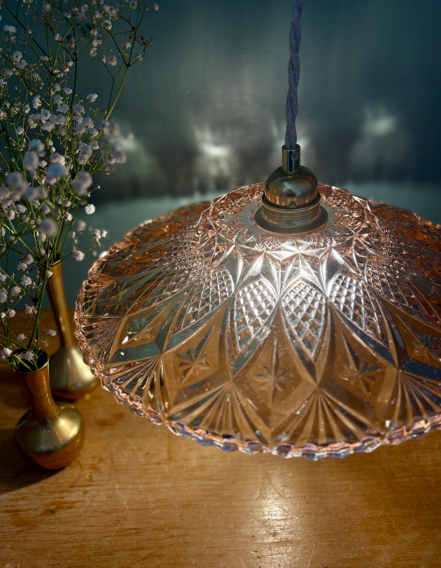 Suspension abat-jour vintage en verre moulé rose - collection vaisselle -