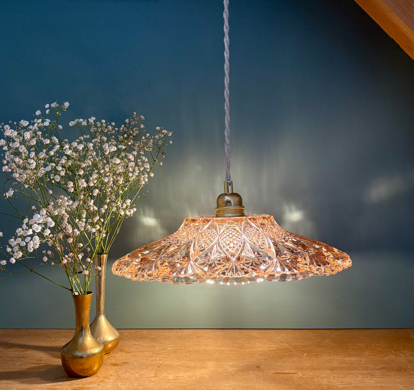 Suspension abat-jour vintage en verre moulé rose - collection vaisselle -