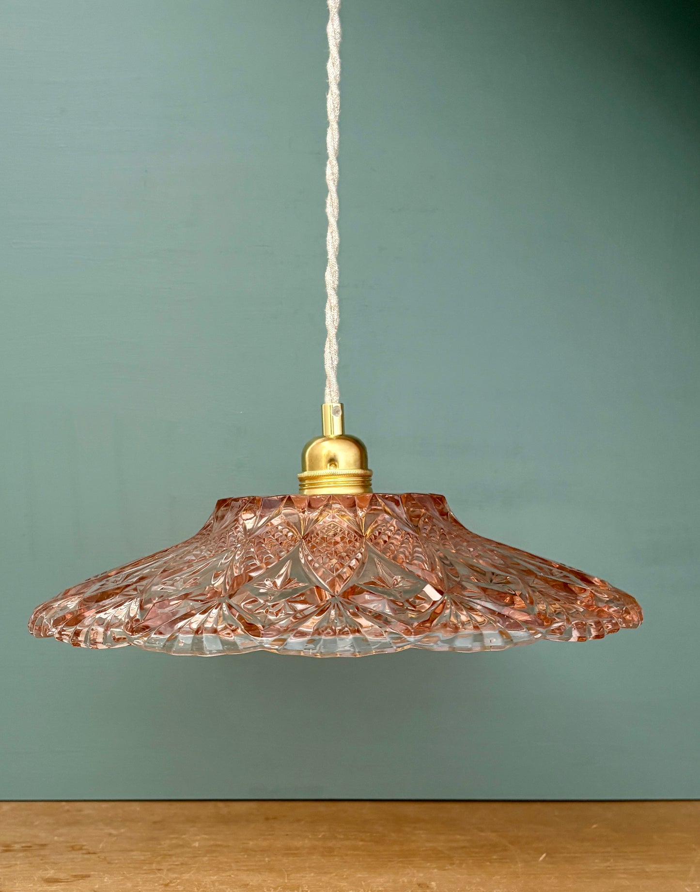 Suspension abat-jour vintage en verre moulé rose - collection vaisselle -