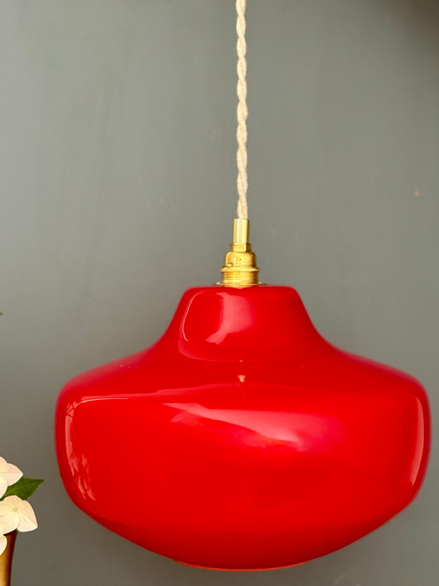 Suspension globe vintage en opaline rouge