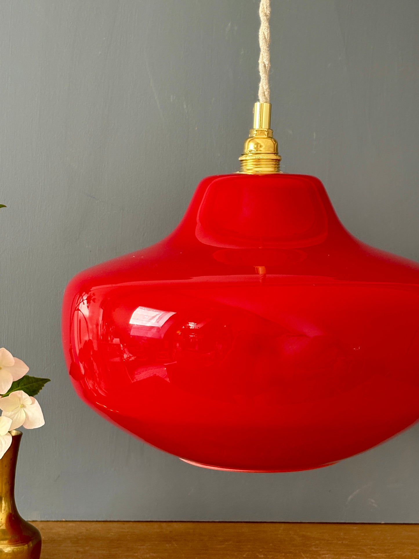Suspension globe vintage en opaline rouge
