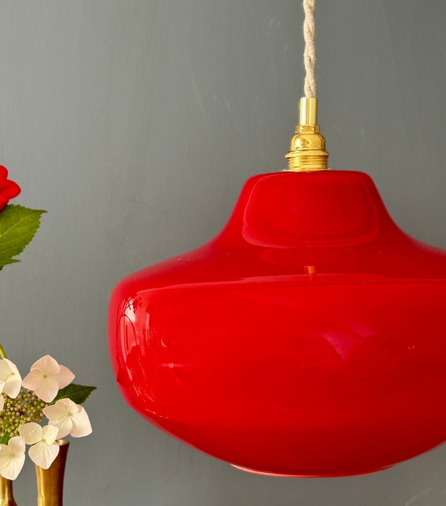 Suspension globe vintage en opaline rouge