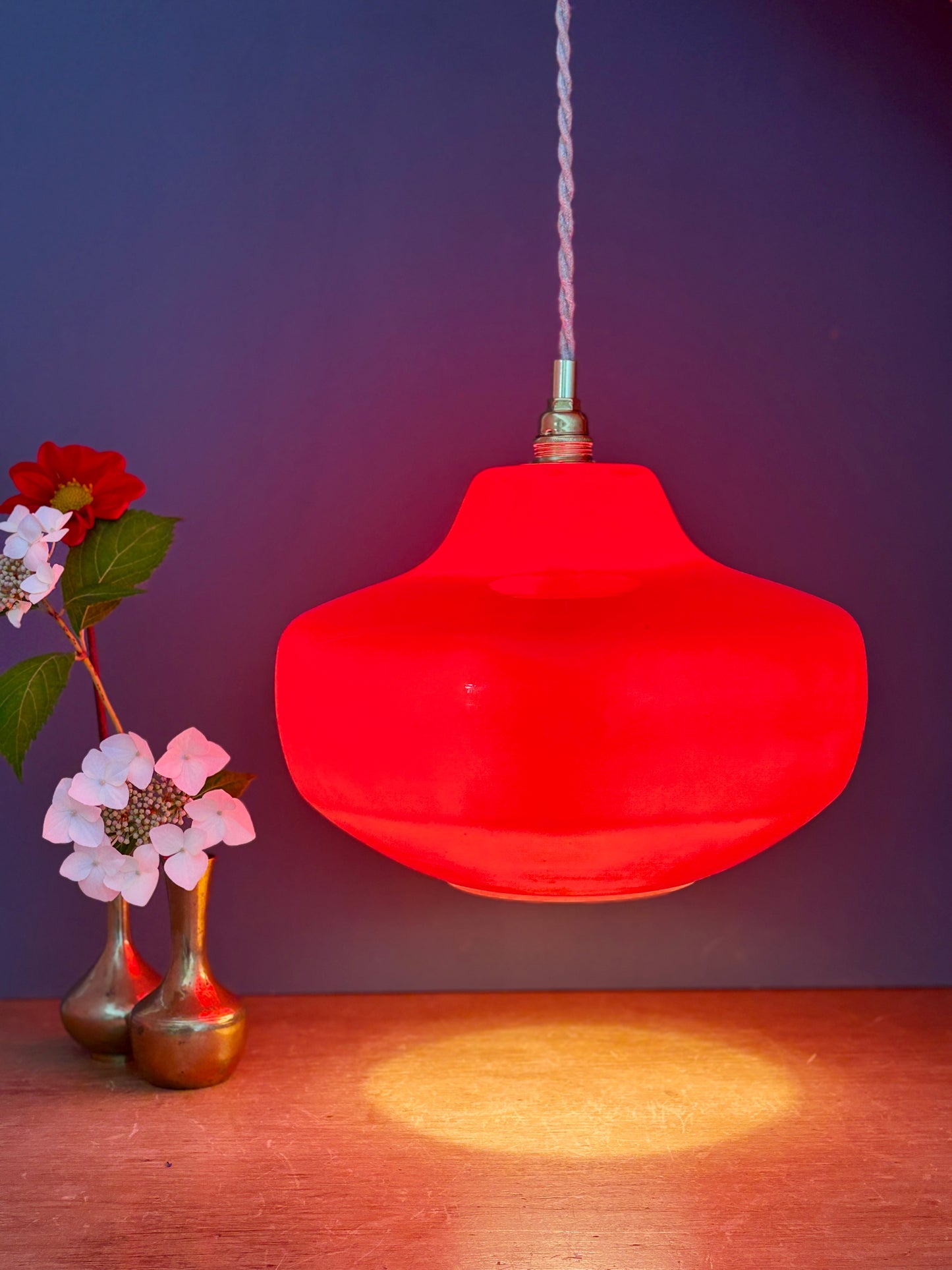 Suspension globe vintage en opaline rouge