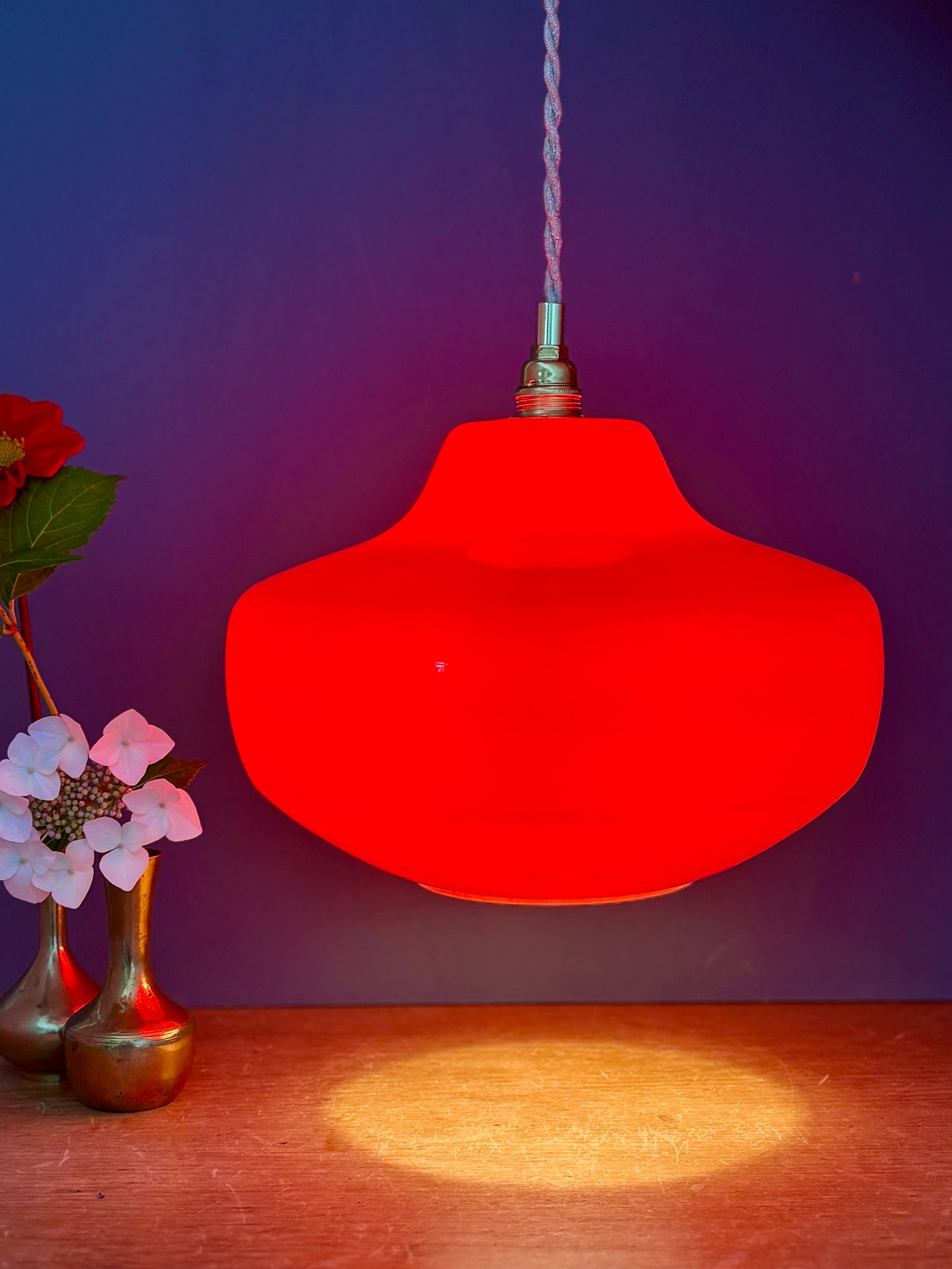 Suspension globe vintage en opaline rouge