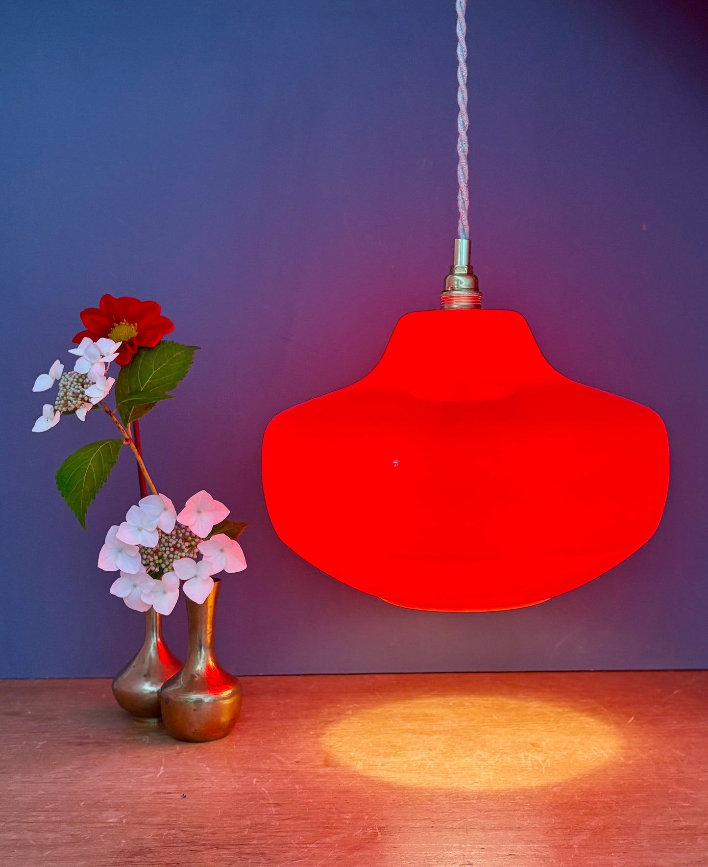 Suspension globe vintage en opaline rouge