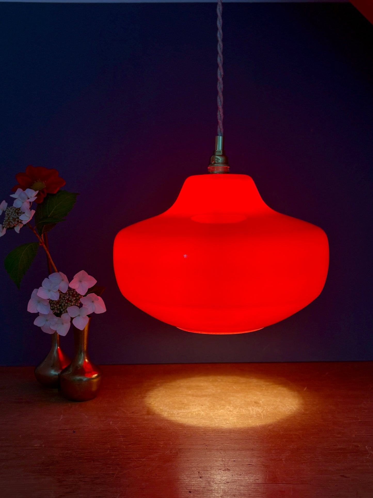 Suspension globe vintage en opaline rouge