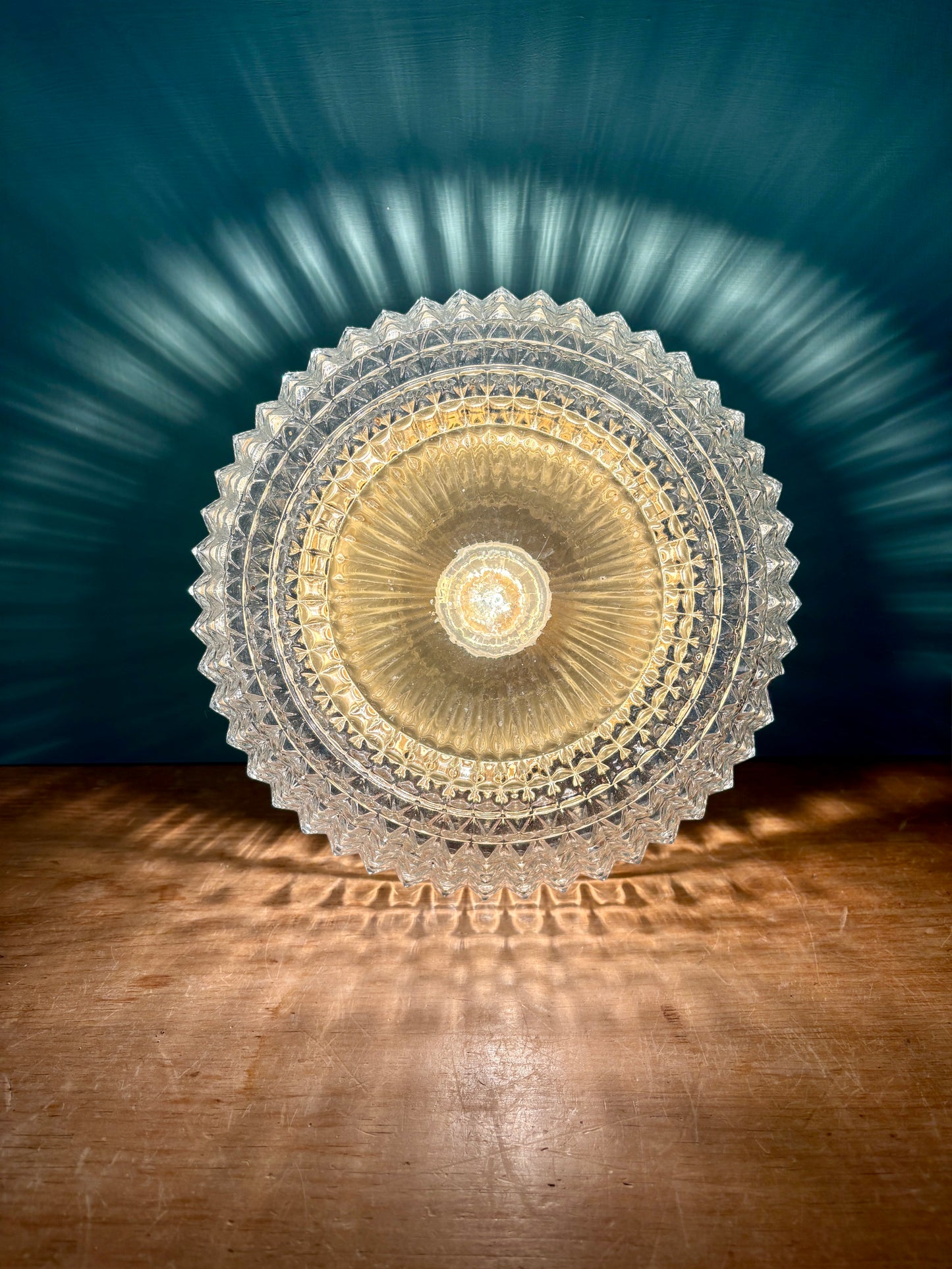 Applique ou plafonnier globe vintage en verre moulé pointe de diamant