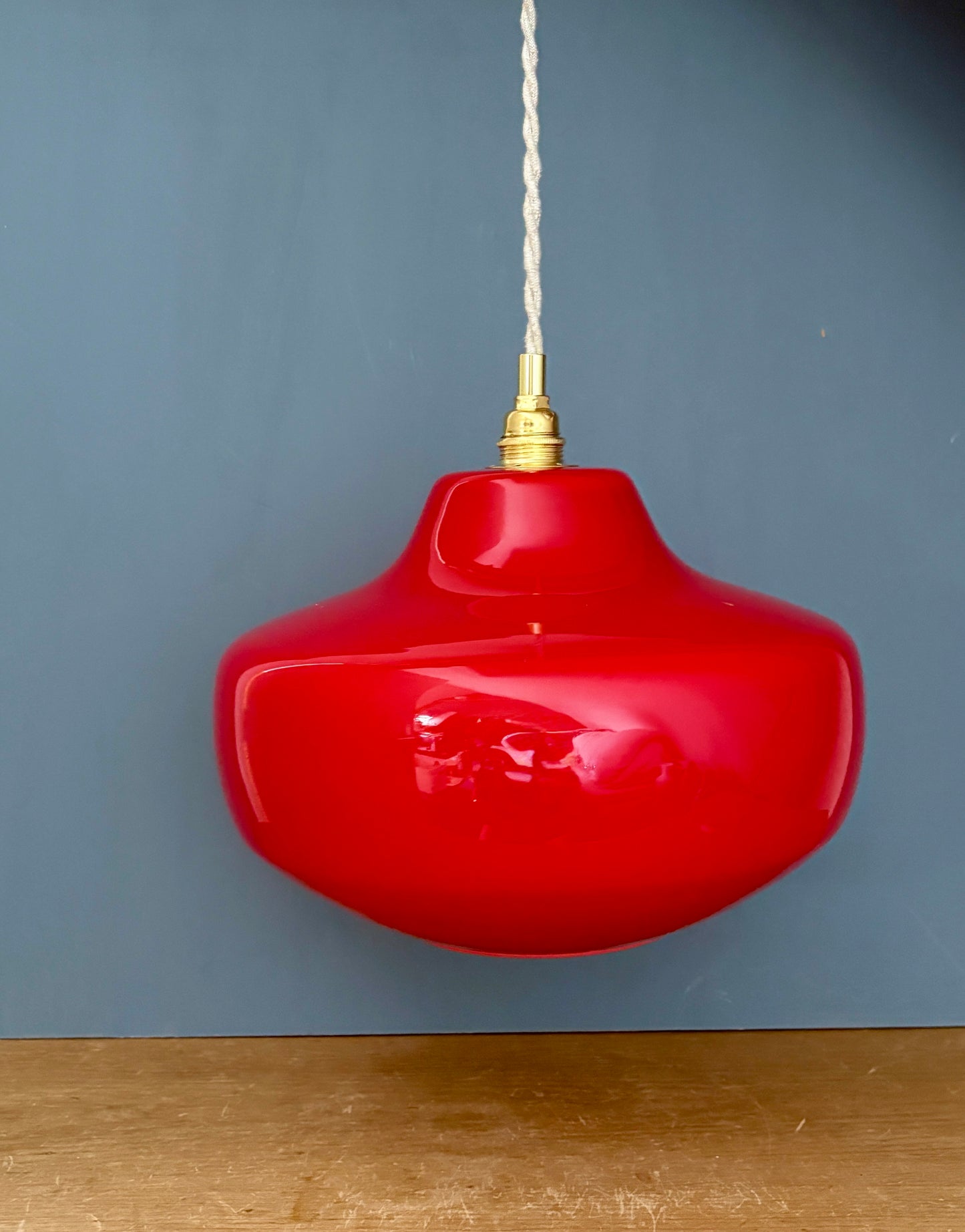 Suspension globe vintage en opaline rouge