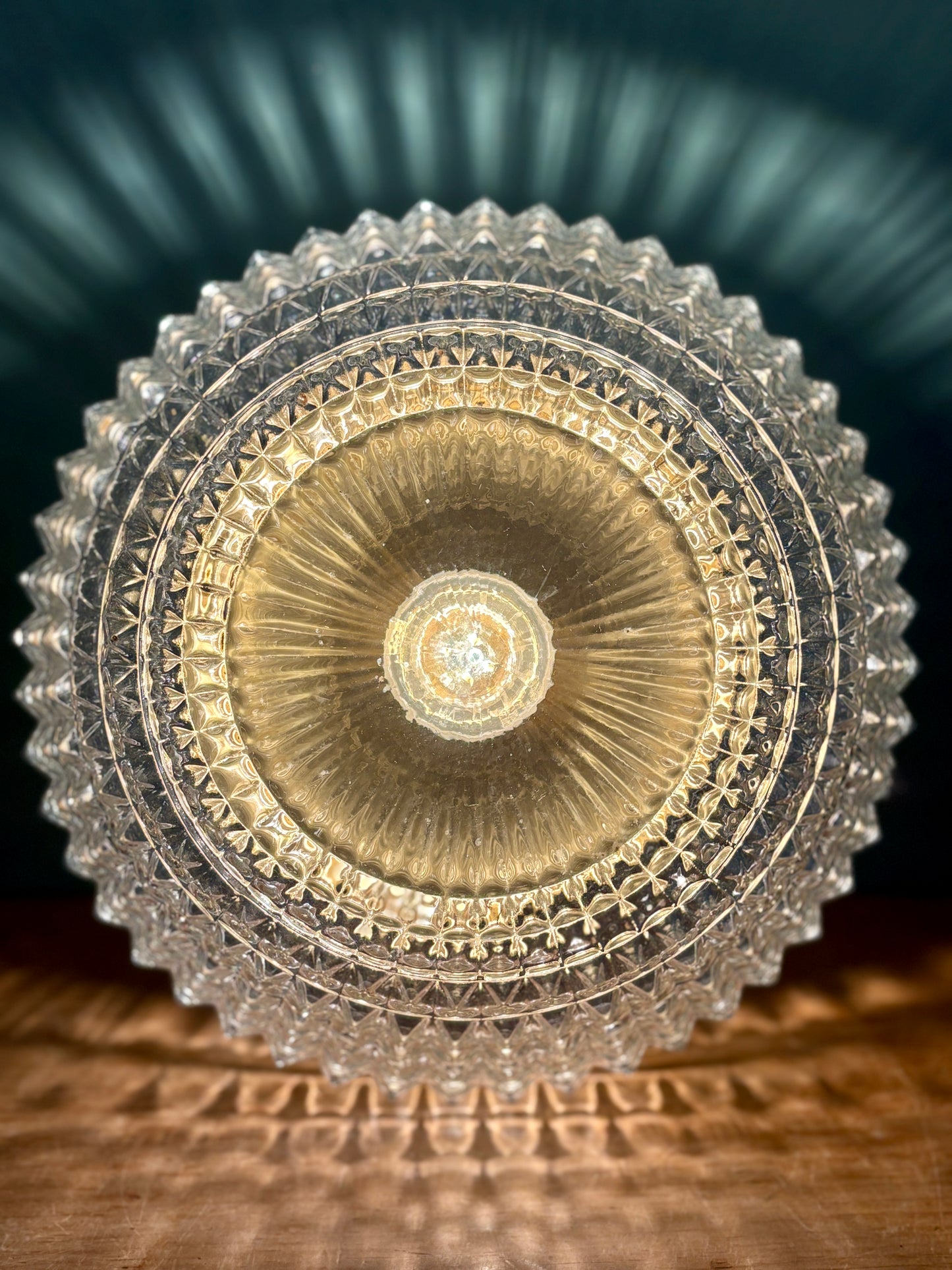 Applique ou plafonnier globe vintage en verre moulé pointe de diamant