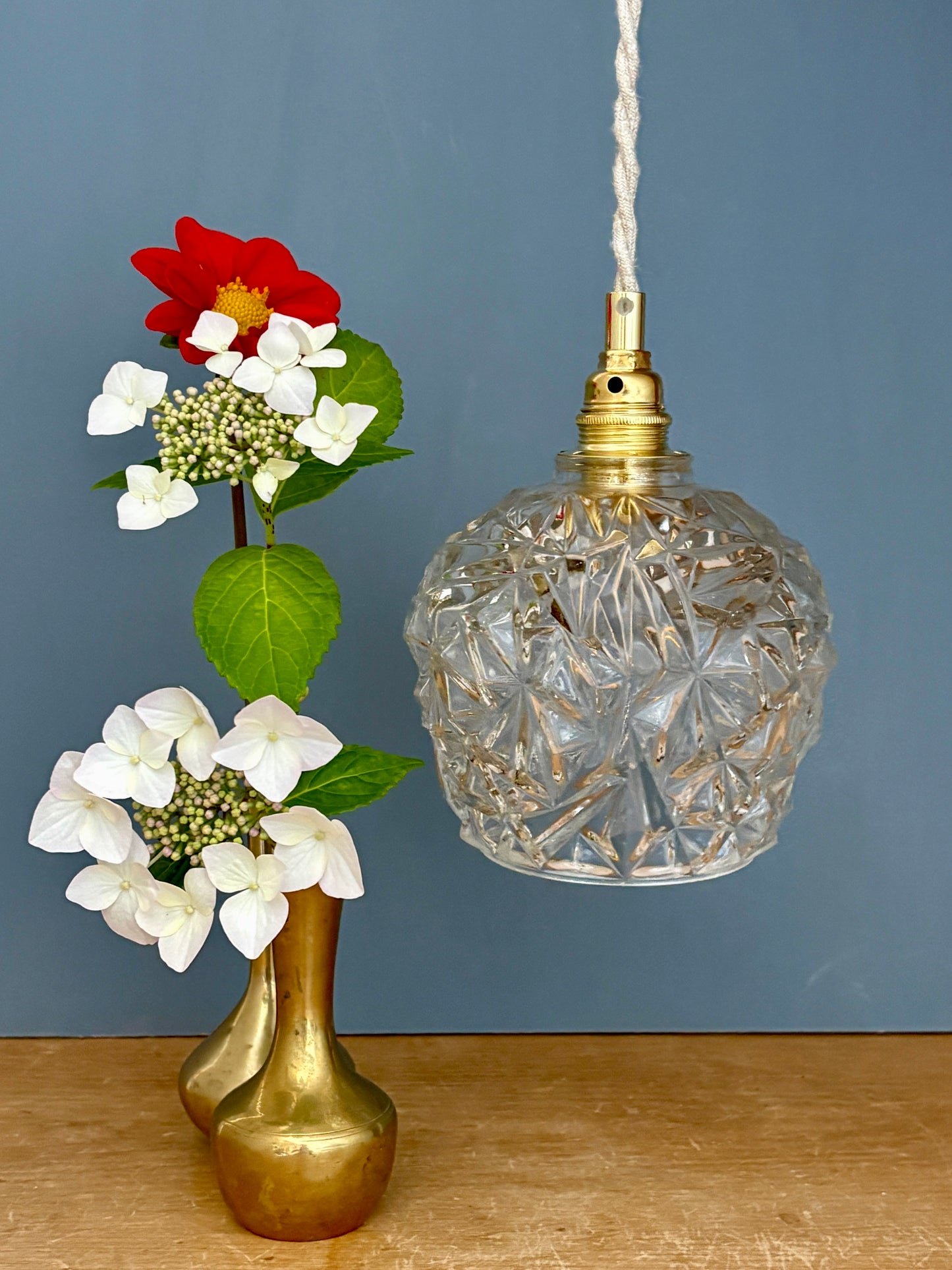 Suspension globe vintage en verre moulé