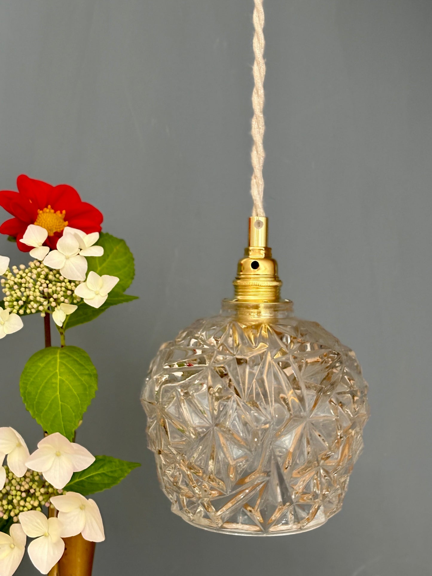 Suspension globe vintage en verre moulé