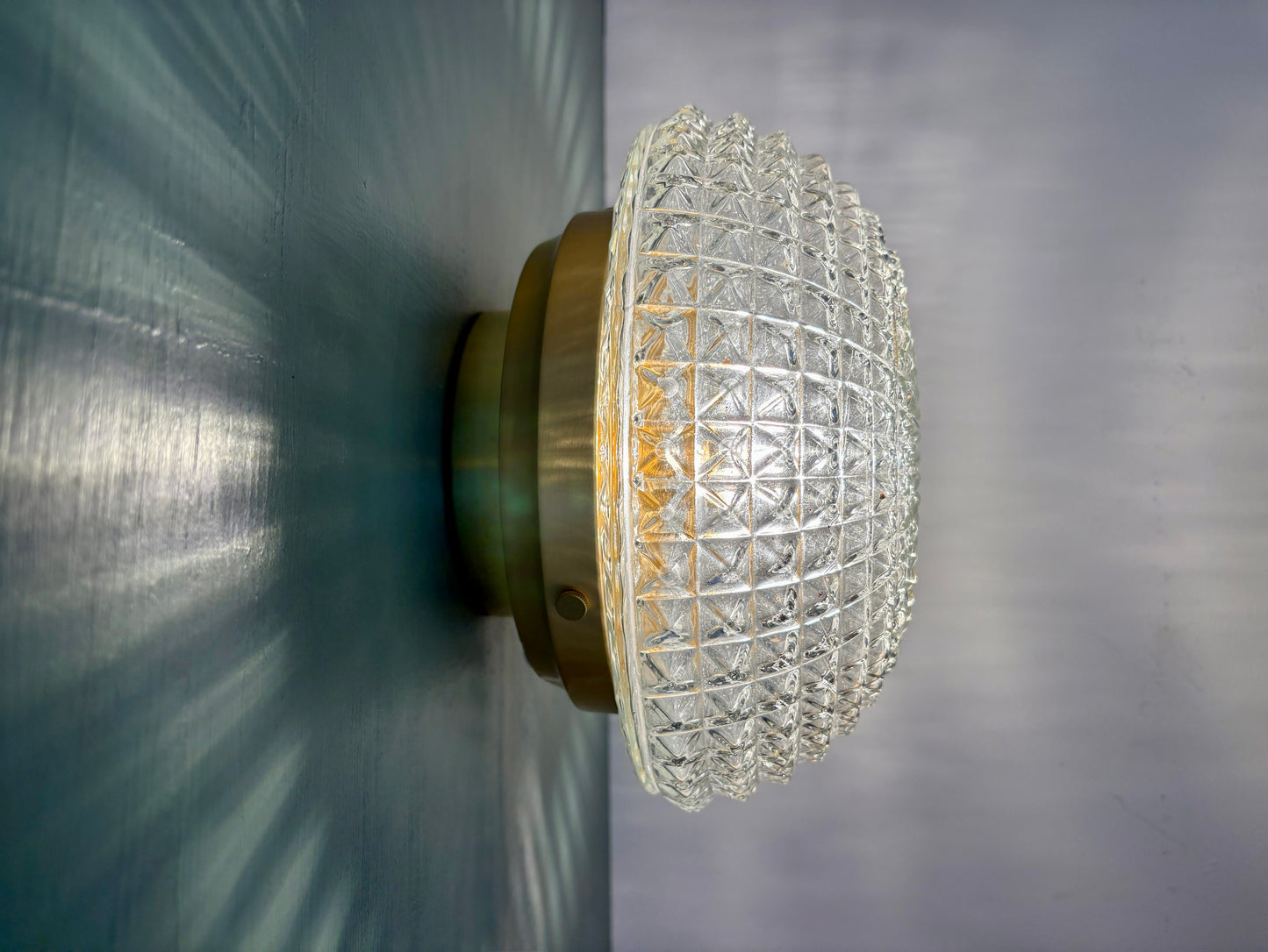 Applique ou plafonnier globe vintage en verre moulé pointe de diamant