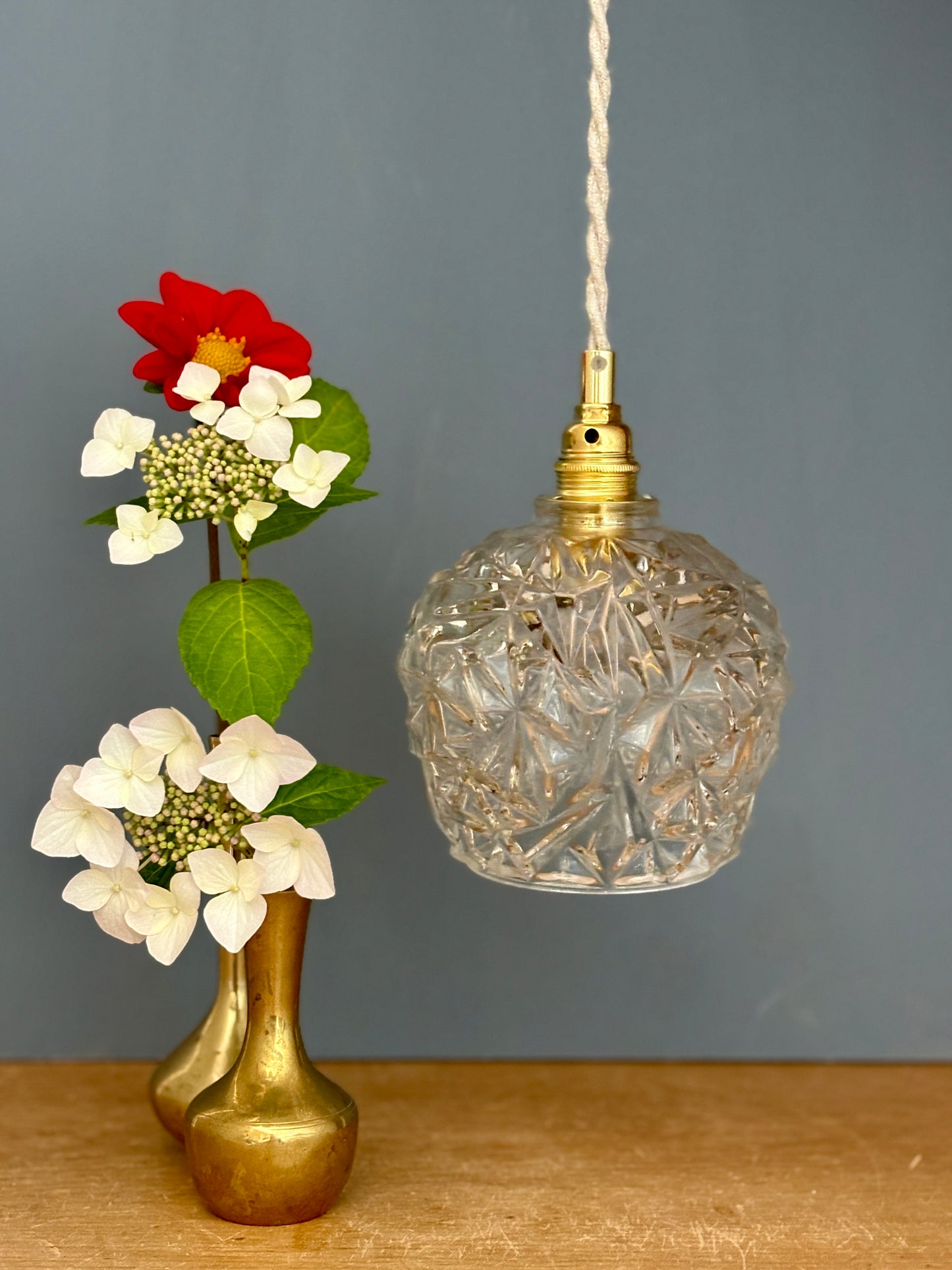Suspension globe vintage en verre moulé