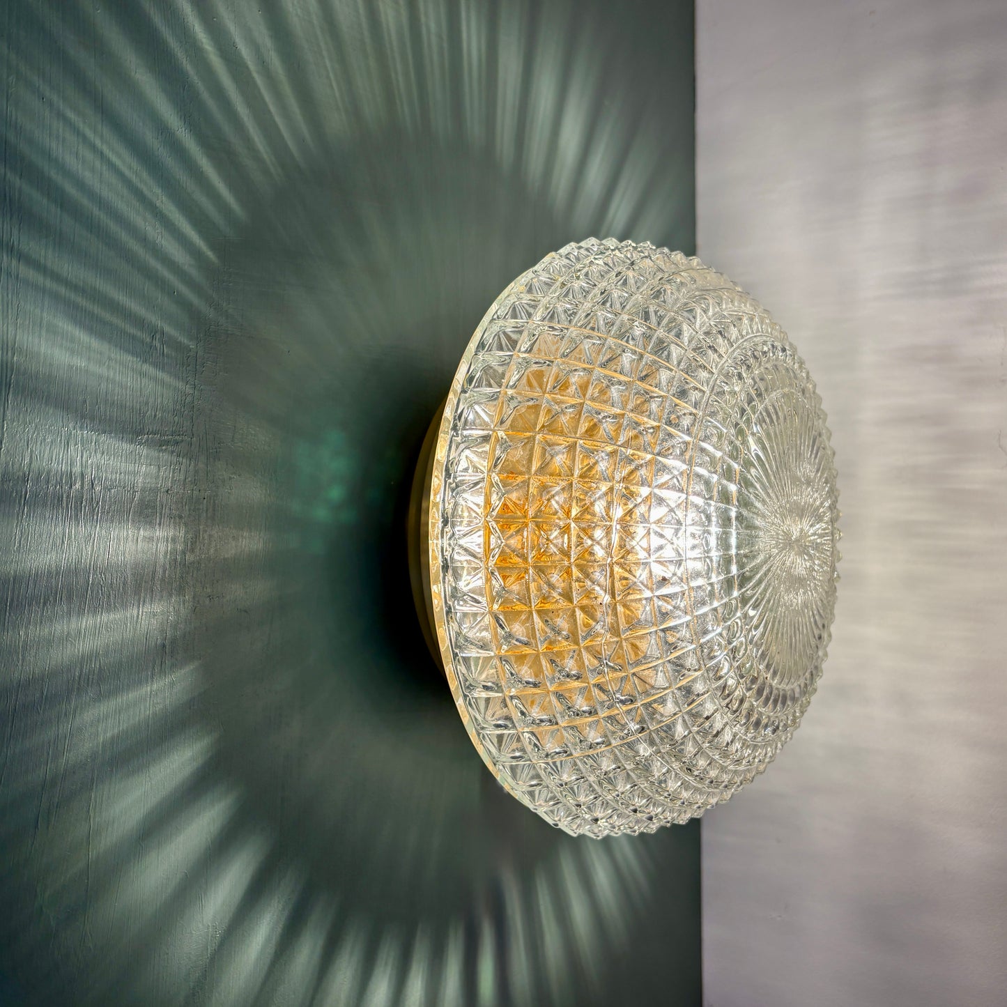 Applique ou plafonnier globe vintage en verre moulé pointe de diamant