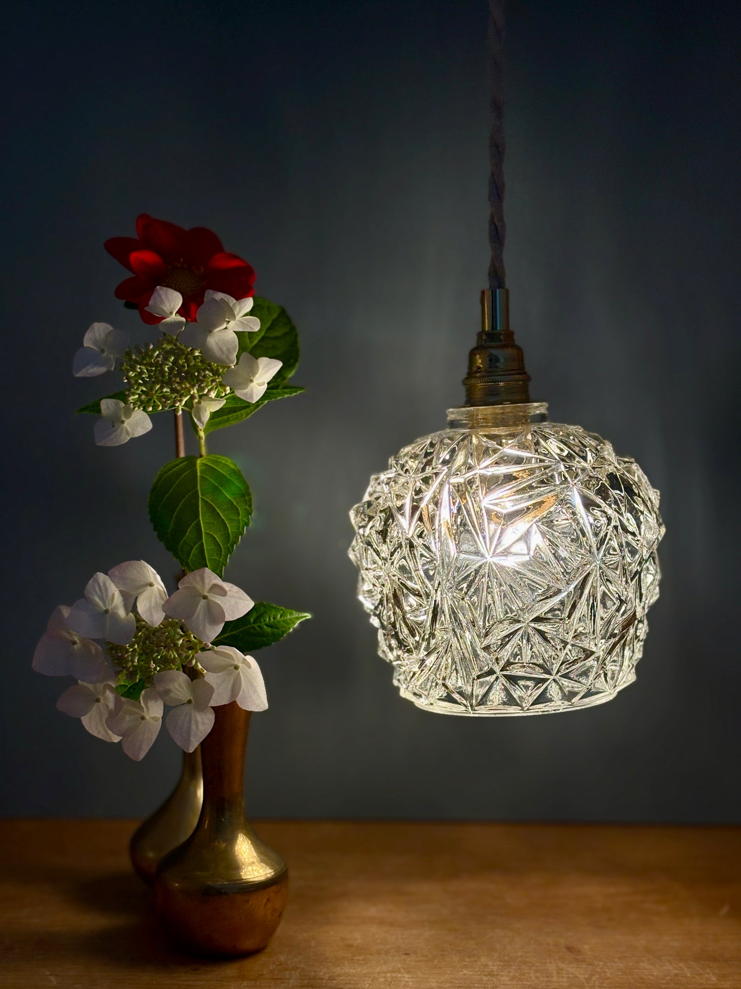 Suspension globe vintage en verre moulé