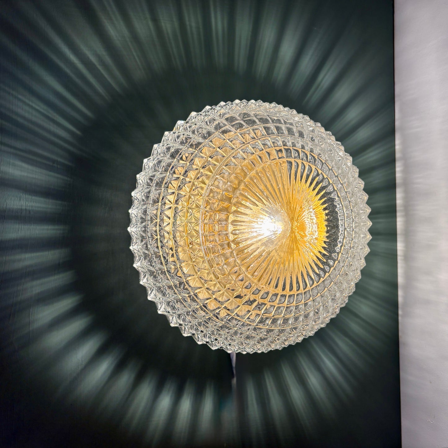 Applique ou plafonnier globe vintage en verre moulé pointe de diamant