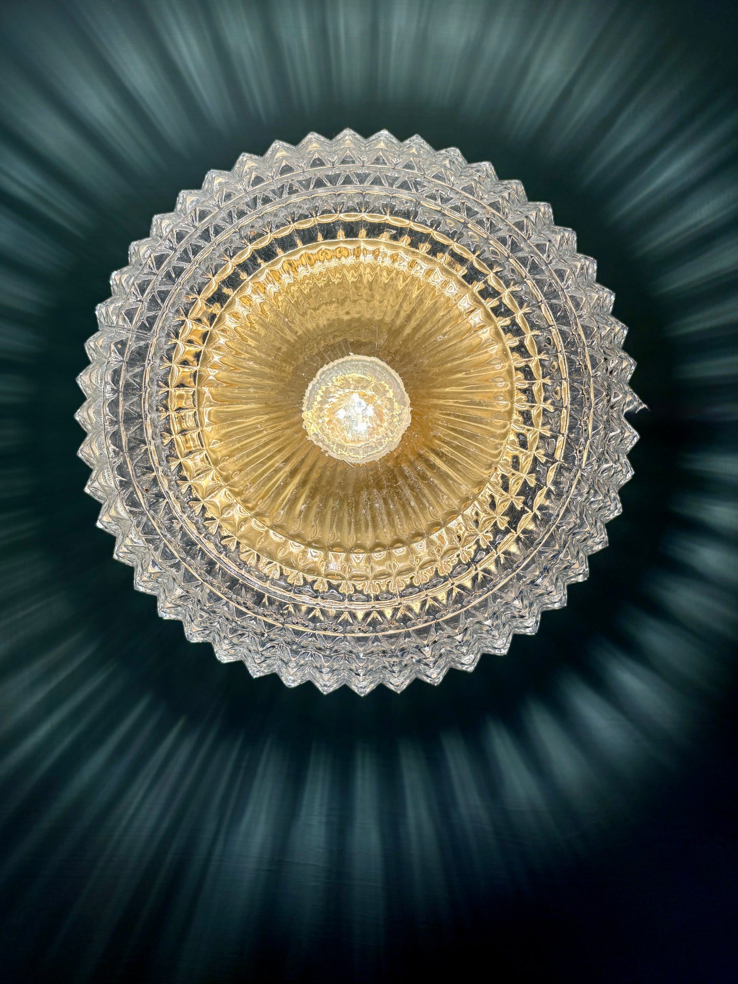 Applique ou plafonnier globe vintage en verre moulé pointe de diamant