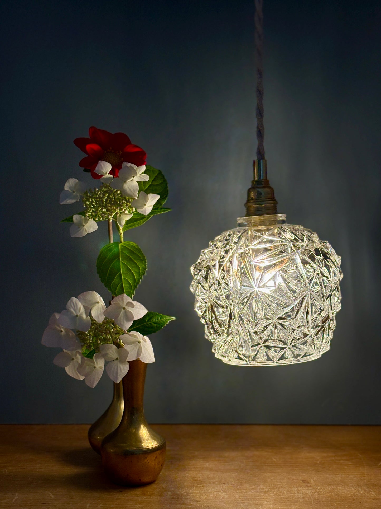Suspension globe vintage en verre moulé