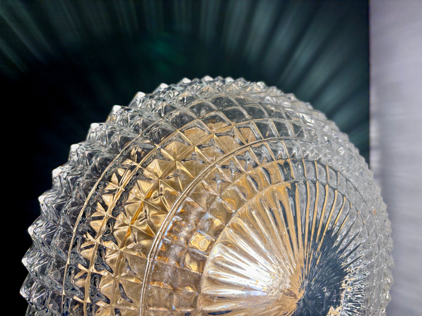 Applique ou plafonnier globe vintage en verre moulé pointe de diamant