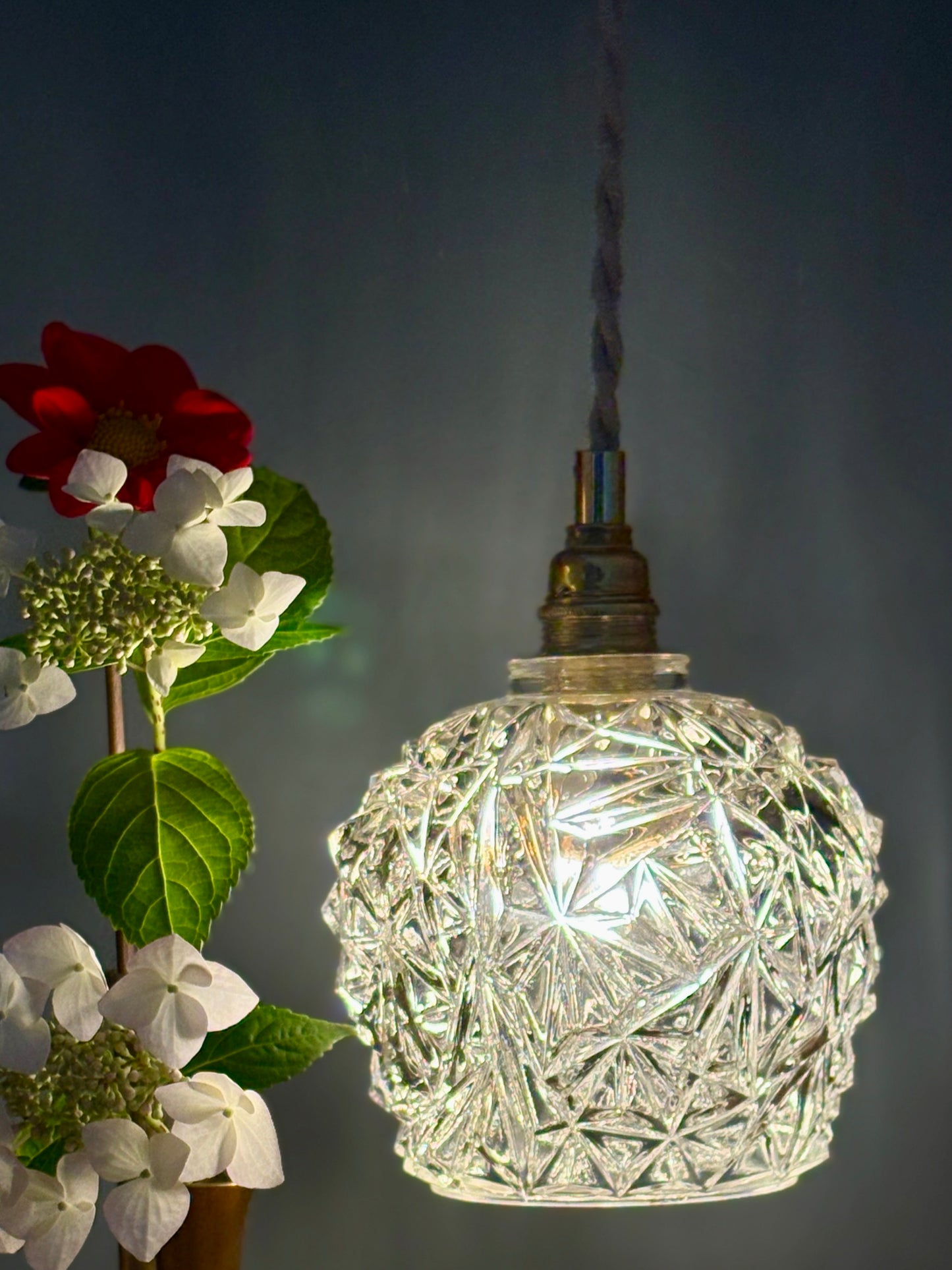 Suspension globe vintage en verre moulé