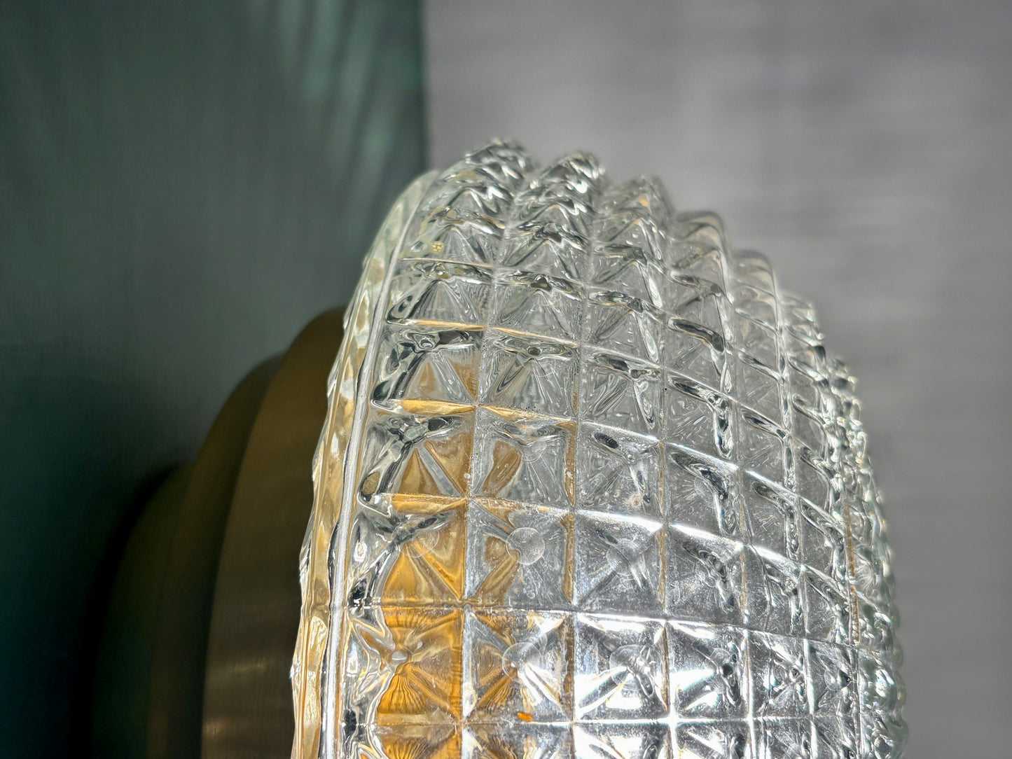 Applique ou plafonnier globe vintage en verre moulé pointe de diamant