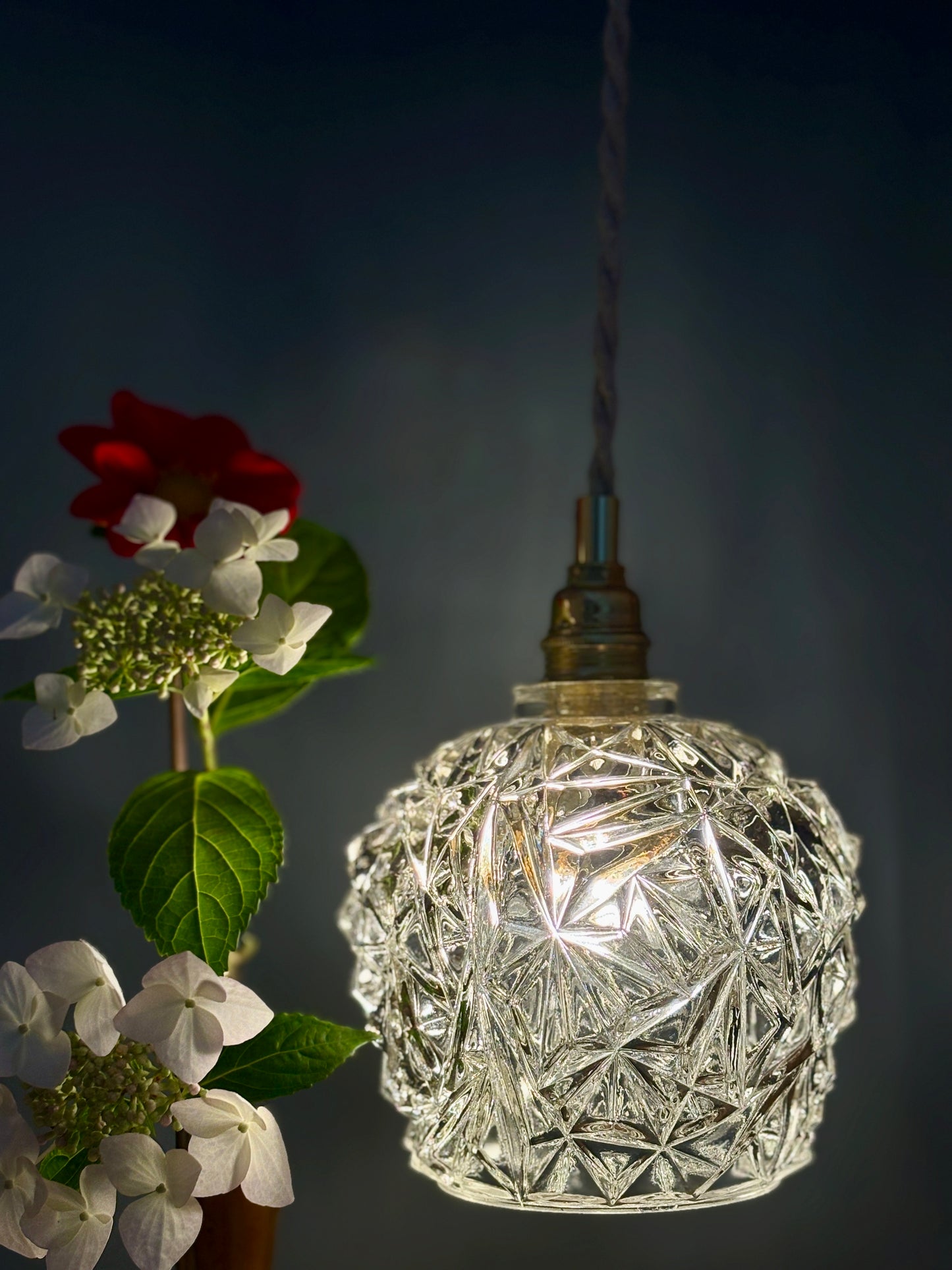 Suspension globe vintage en verre moulé