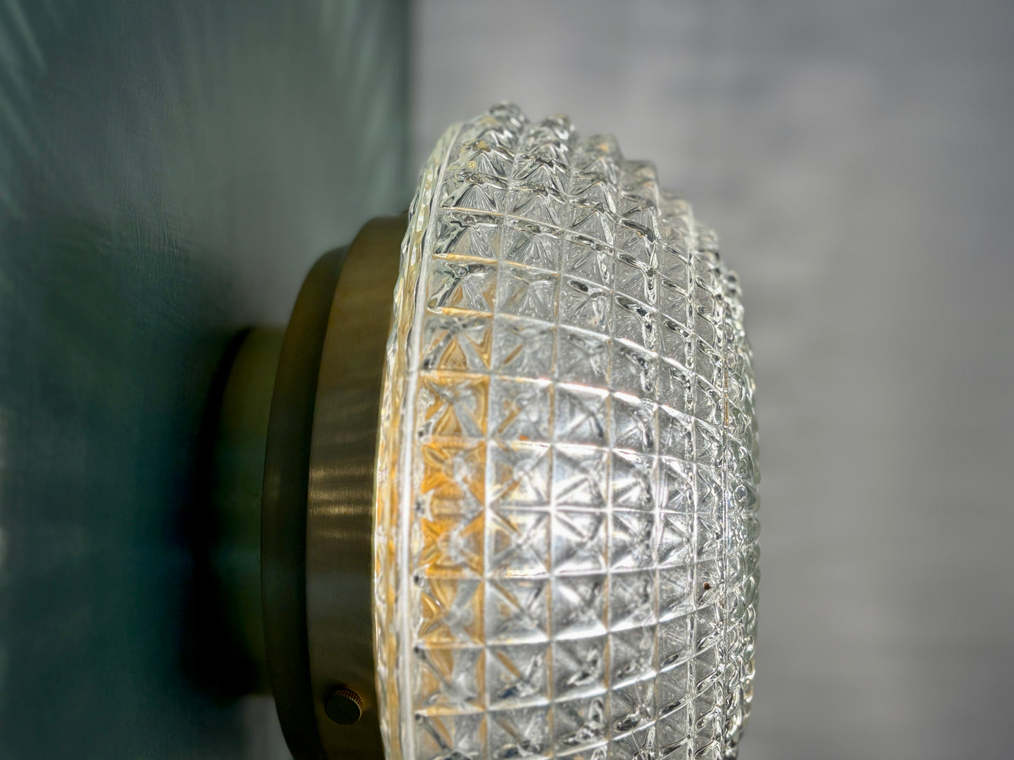 Applique ou plafonnier globe vintage en verre moulé pointe de diamant