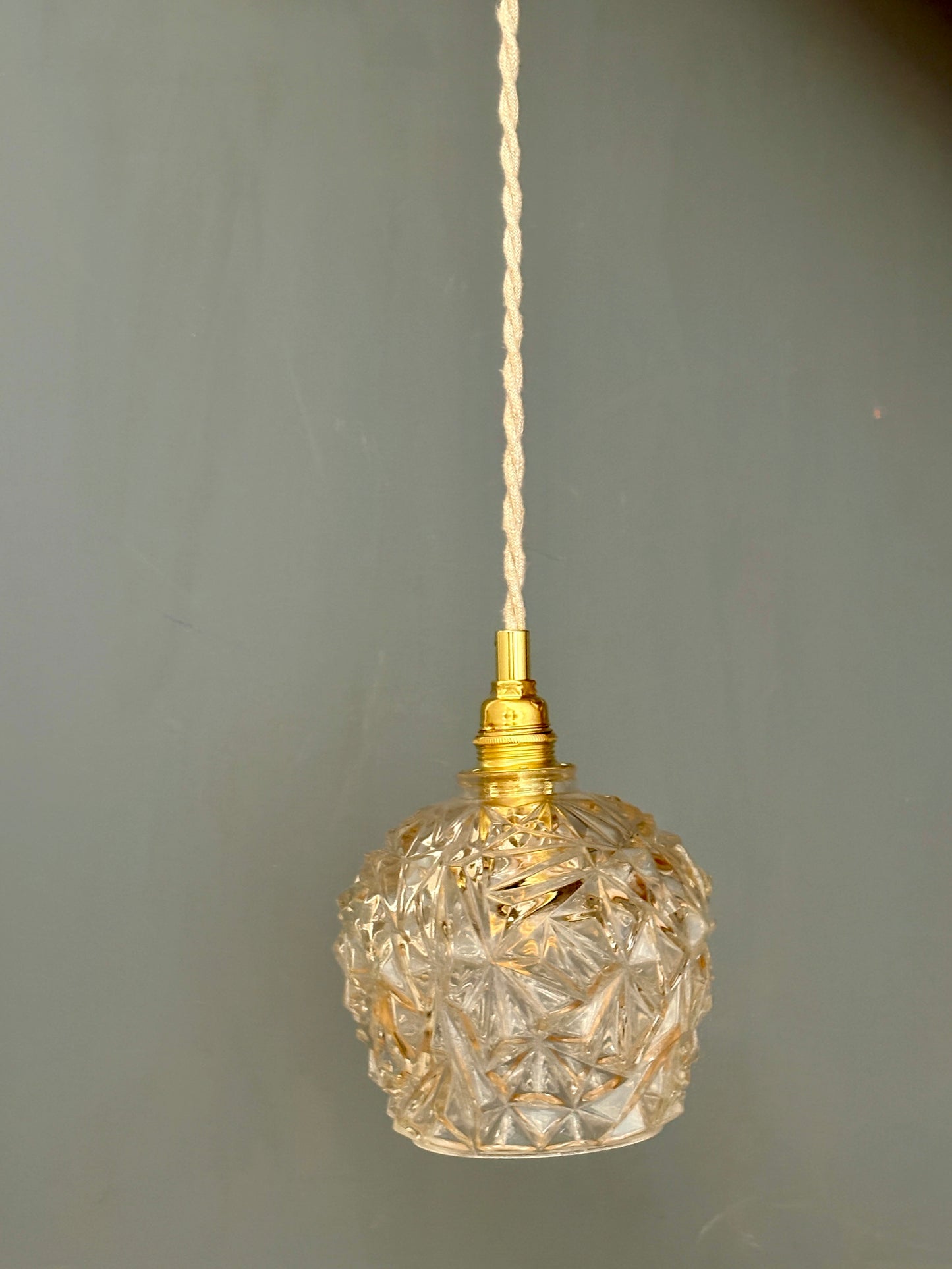 Suspension globe vintage en verre moulé