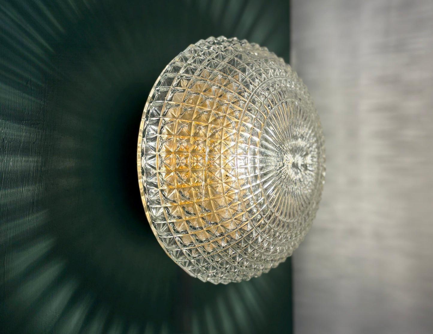 Applique ou plafonnier globe vintage en verre moulé pointe de diamant