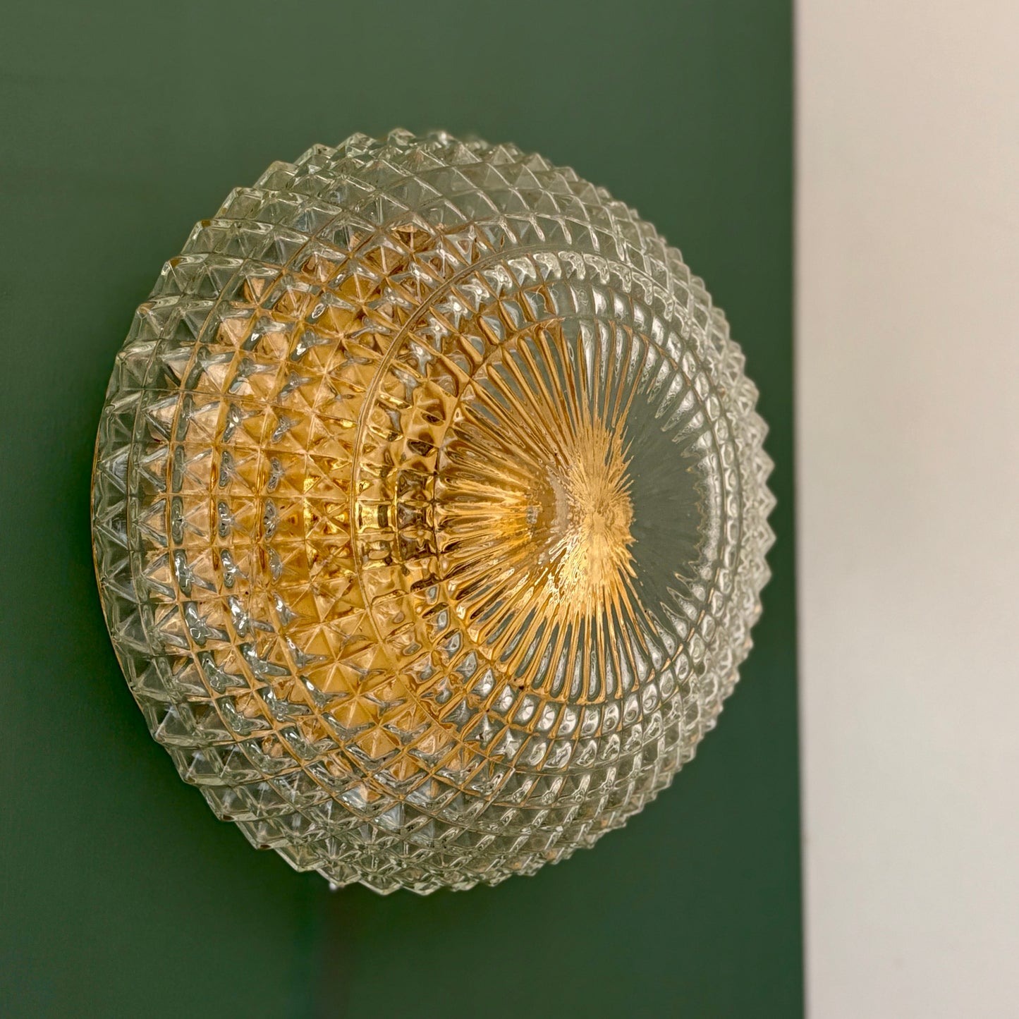 Applique ou plafonnier globe vintage en verre moulé pointe de diamant