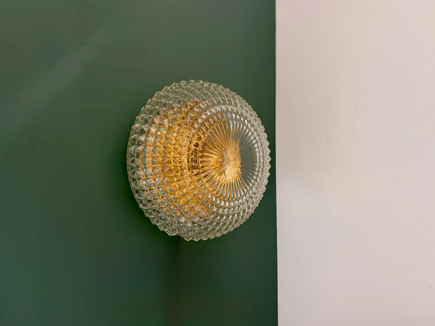 Applique ou plafonnier globe vintage en verre moulé pointe de diamant