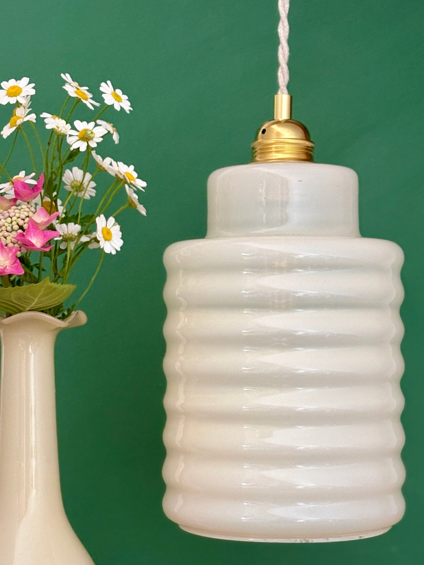 suspension globe vintage en opaline jaune pâle