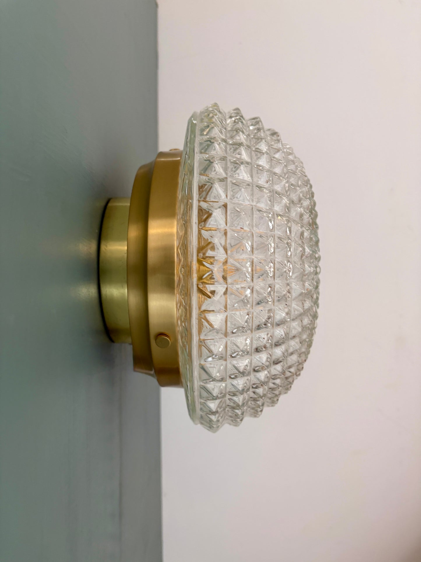 Applique ou plafonnier globe vintage en verre moulé pointe de diamant