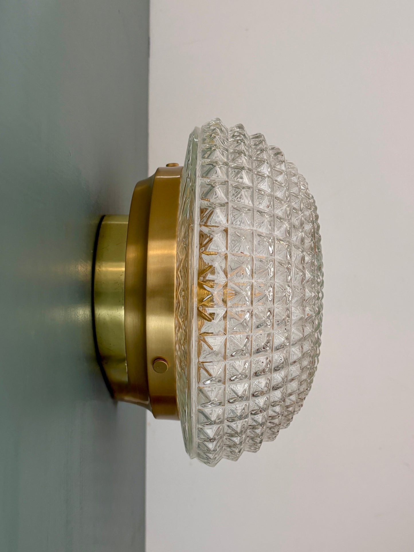 Applique ou plafonnier globe vintage en verre moulé pointe de diamant