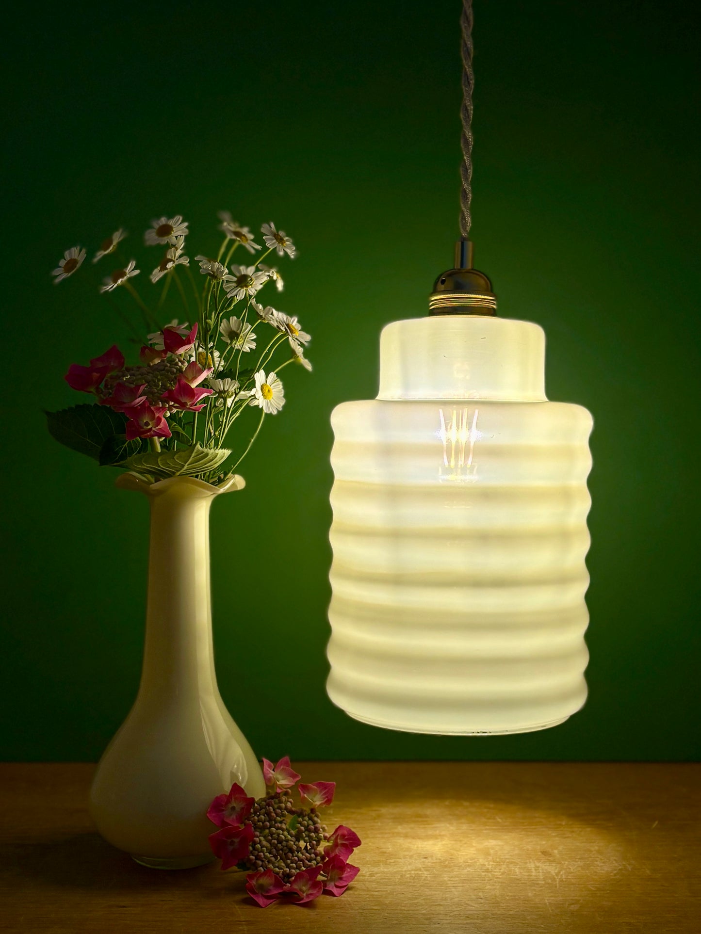 suspension globe vintage en opaline jaune pâle