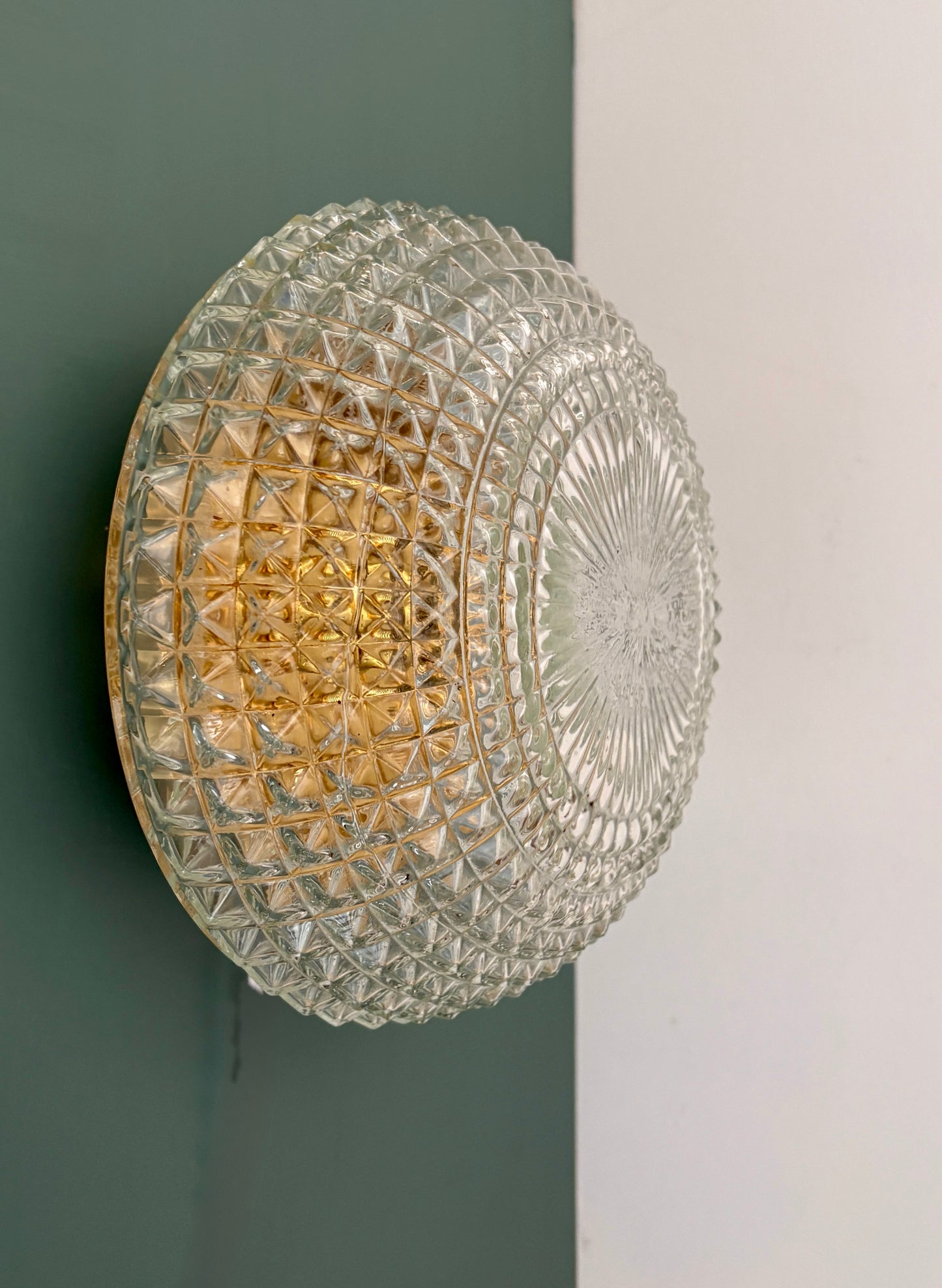 Applique ou plafonnier globe vintage en verre moulé pointe de diamant