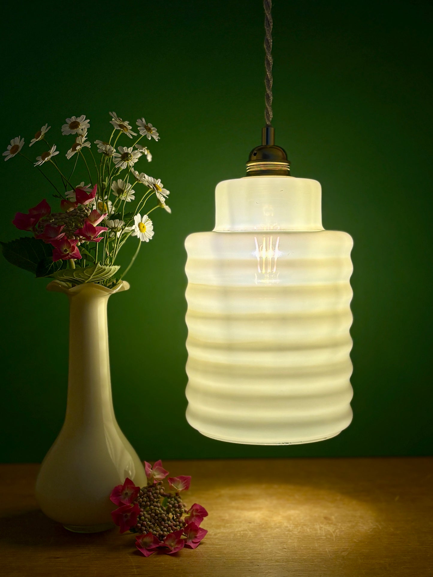 suspension globe vintage en opaline jaune pâle