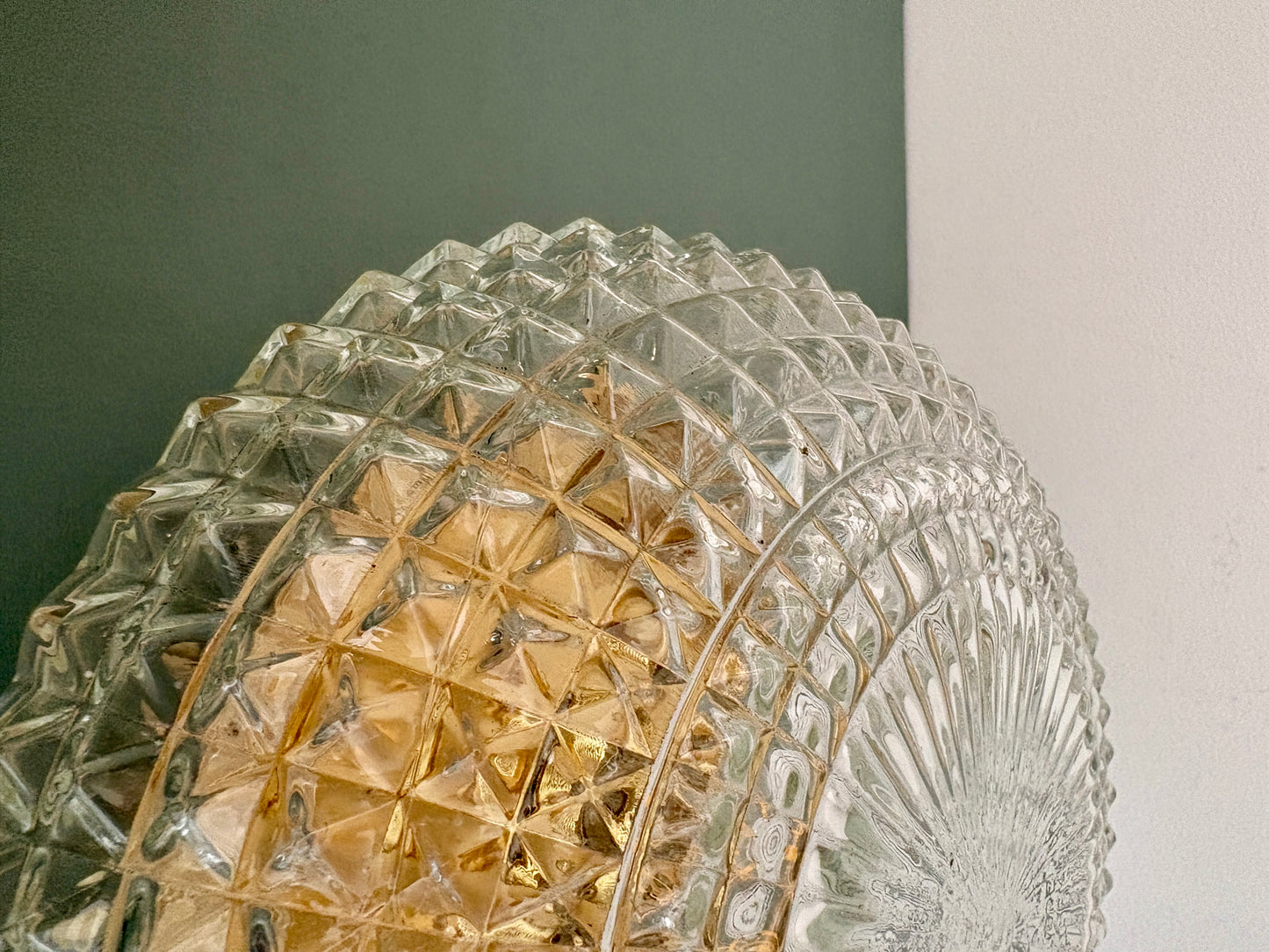 Applique ou plafonnier globe vintage en verre moulé pointe de diamant