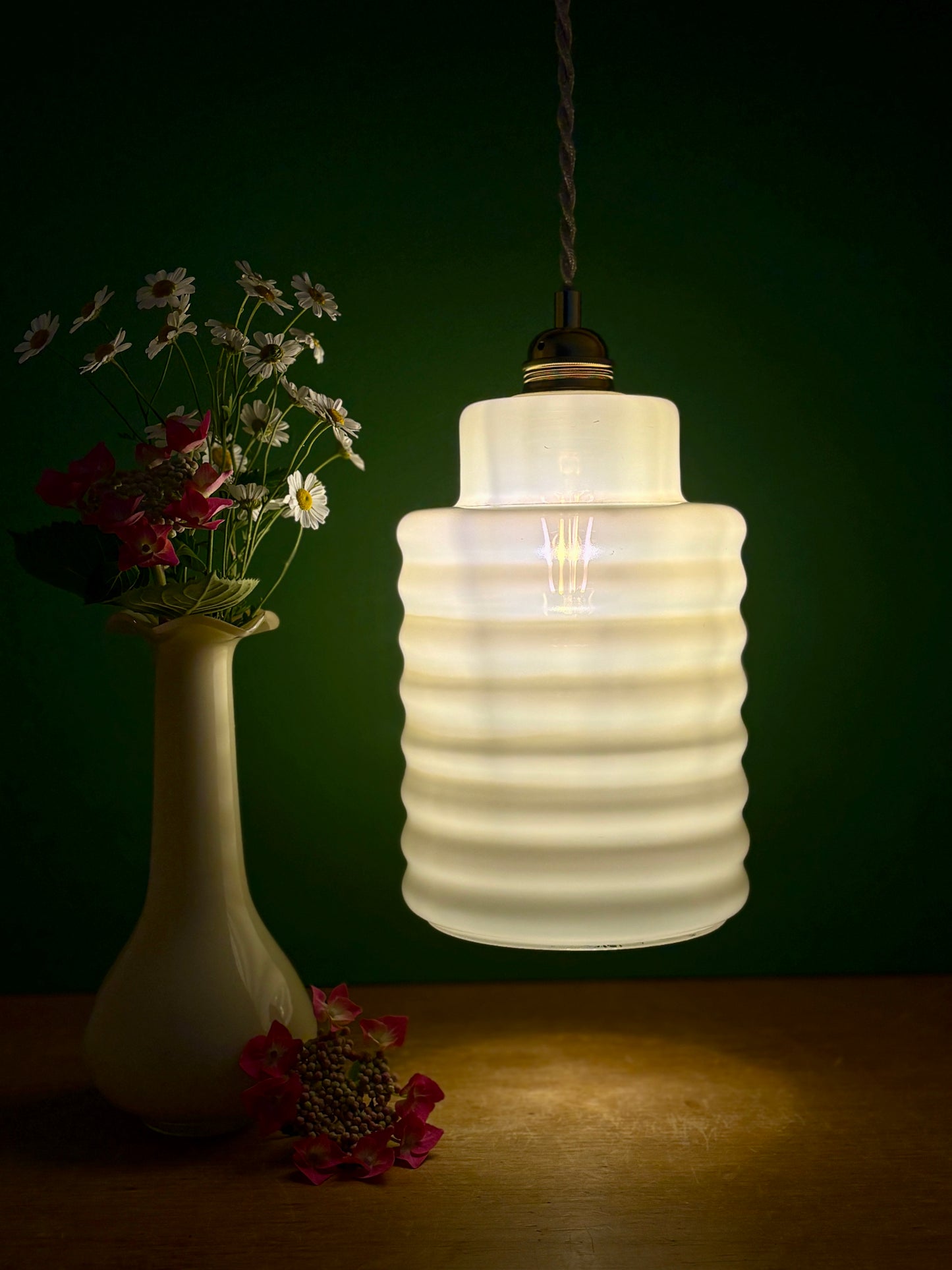 suspension globe vintage en opaline jaune pâle