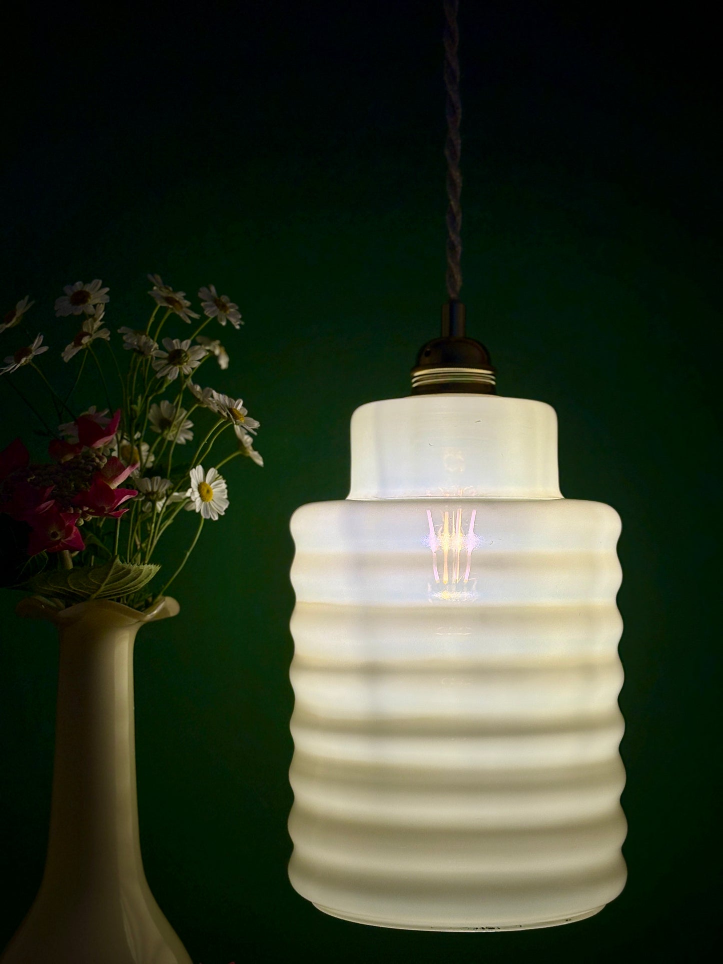 suspension globe vintage en opaline jaune pâle